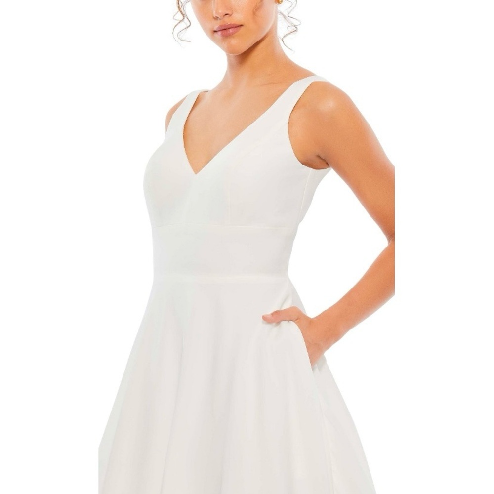 Mac Duggal White A-Line Gown With Pockets  Size 6 Sleeveless V-Neck Bridal Gown - Picture 3 of 12